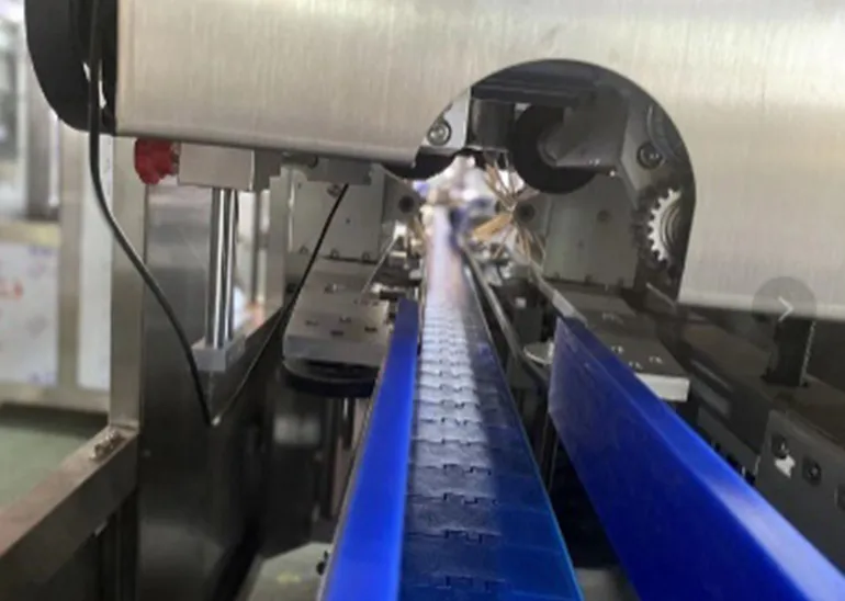 Máquina etiquetadora de mangas