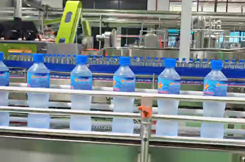 Línea de embotellado de agua y refrescos carbonatados de 500 ml y 12&nbsp;000 BPH en funcionamiento en Vietnam