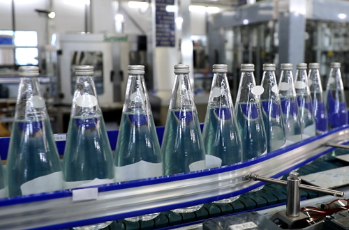 Línea de llenado de agua carbonatada embotellada en vidrio de 500 ml (6000 BPH)