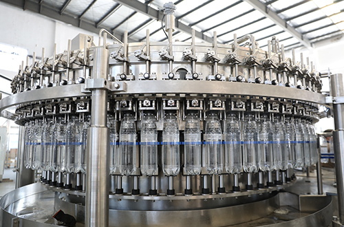 Máquina enjuagadora, llenadora y taponadora de bebidas de cola carbonatadas de 1.5 L con capacidad para 24000 botellas por hora.
