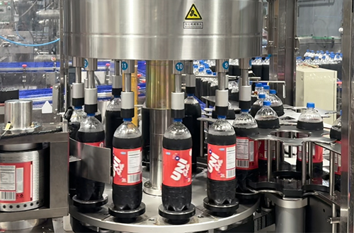 Línea de embotellado de refrescos de 500 ml con capacidad para 21000 botellas por hora en funcionamiento en Panamá desde 2022.
