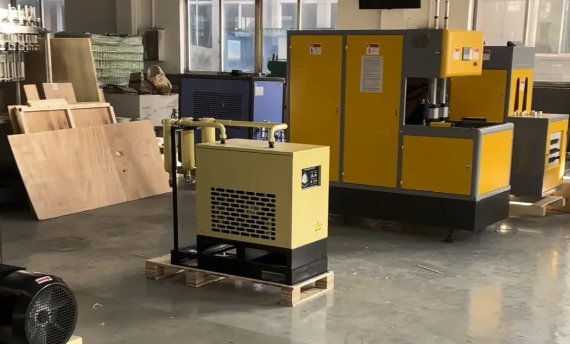 Semi-automatic bottle blowing machine Semi-automatic bottle blowing machine